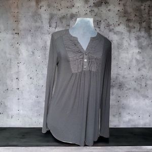 Cable and Gauge Medium Long sleeve black shirt pleated chest